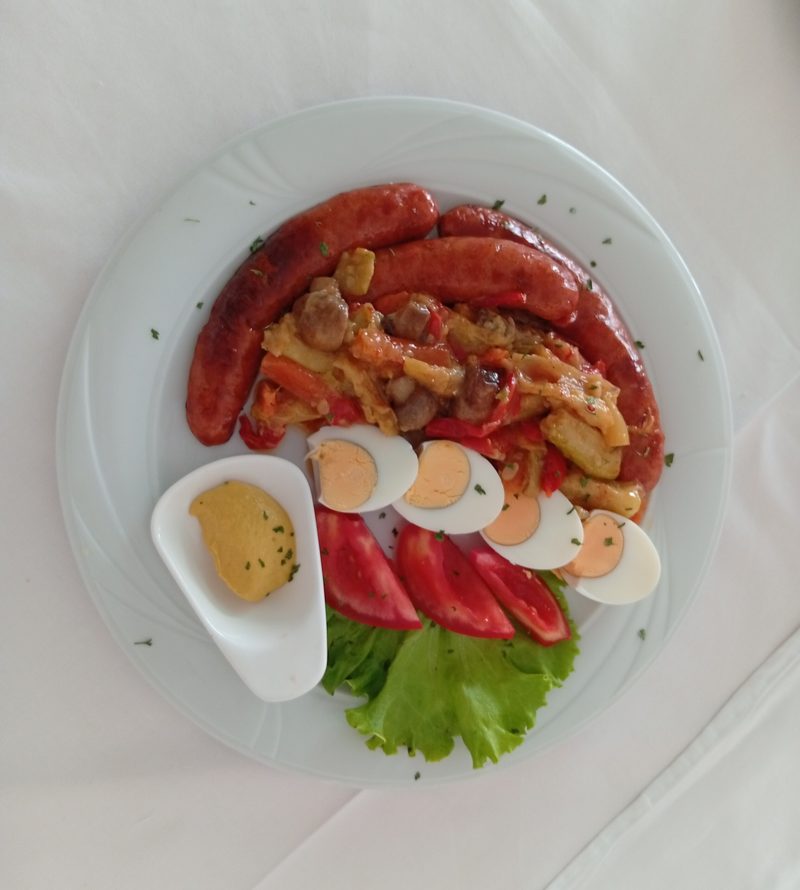Kobasica plate — grilled sausages, đuveč, eggs, tomato