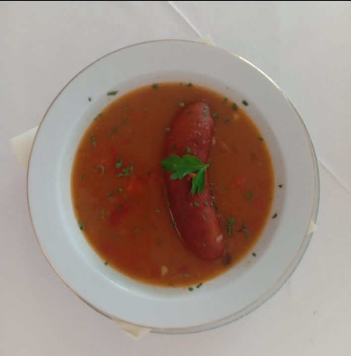 Kobasica u sosu — sausage in tomato-pepper broth