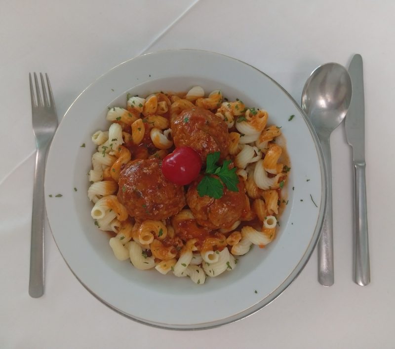 Ćufte s makaronama — meatballs in tomato sauce, macaroni