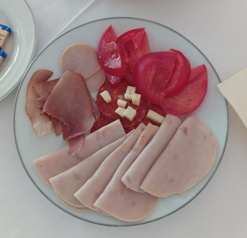 Hladni tanjur — šunka, sudžuk, mortadela, tomato